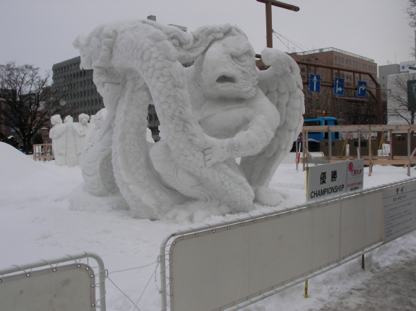 優勝国・タイチームの雪像「ガルーダとナーガ」